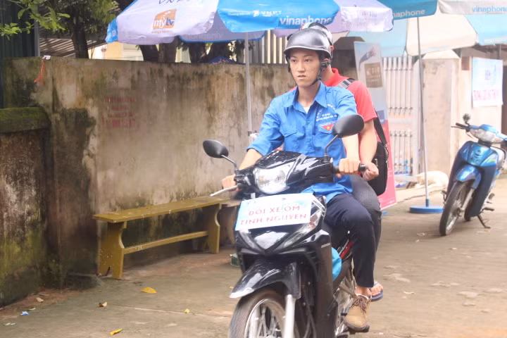 "Xe ôm miễn phí" cho thí sinh. Ảnh chụp tại điểm thi THPT Bình Liêu