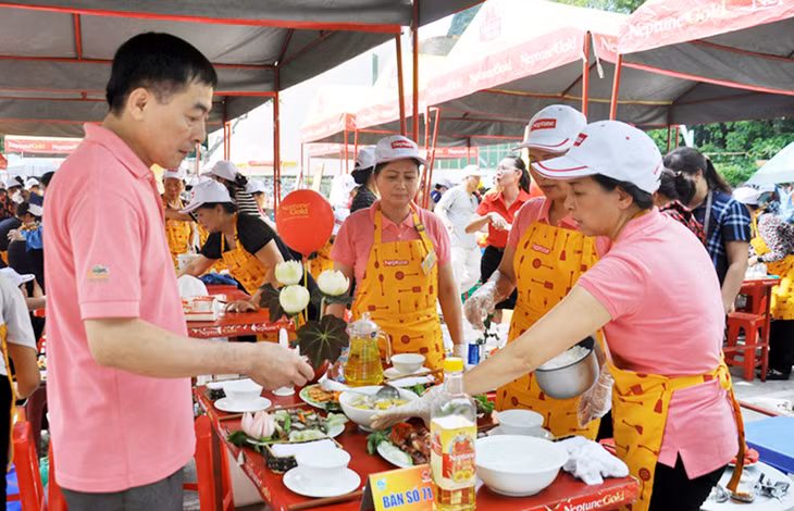 Năm 2017, Ngày Gia đình Việt Nam 28-6 tiếp tục có chủ đề “Bữa cơm gia đình - ấm áp yêu thương”. Trong ảnh: Hội Phụ nữ TP Hạ Long tổ chức Hội thi nấu ăn “Gia đình điểm 10”. Ảnh: Nguyễn Dung