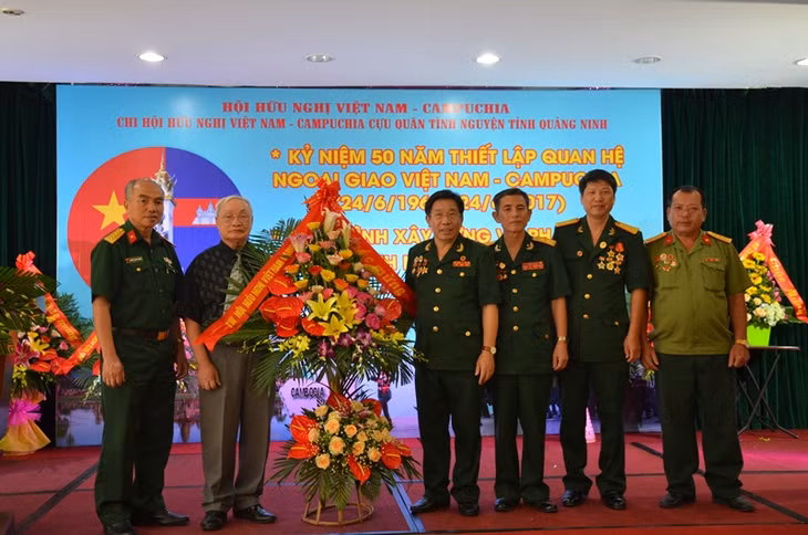 Các đơn vị tặng hoa chúc mừng