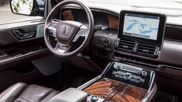 Bên trong Lincoln Navigator Black Label L 2018 xuất hiện nội thất Destination mới, được thiết kế theo cảm hứng từ những loại hành lý cổ điển.