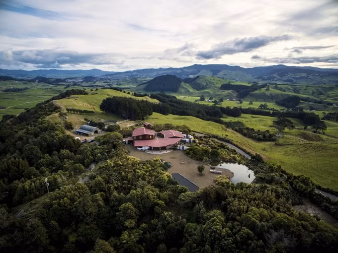 Manawa Ridge Trên đỉnh một ngọn đồi nhìn xuống bán đảo Coromandel của New Zealand, khu nghỉ dưỡng Manawa Ridge là một nơi ở hòa hợp thiên nhiên tạo cảm giác phiêu lưu cho du khách. Ảnh: Manawa Ridge.