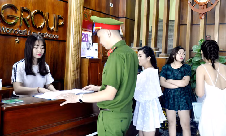 Công an huyện Cô Tô phổ biến quy định pháp luật trong hoạt động kinh doanh, dịch vụ tại khách sạn trên địa bàn.