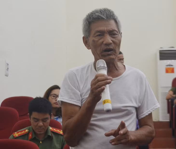 Cử tri Vũ Văn Quân, Khu 4, Thị trấn Cô Tô, phát biểu kiến nghị đến ĐBQH.