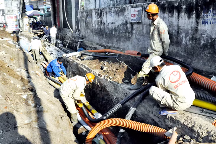 TP Hạ Long thực hiện ngầm hóa các công trình hạ tầng kỹ thuật đi nổi tại đường Hạ Long, phường Bãi Cháy, tháng 12-2016.