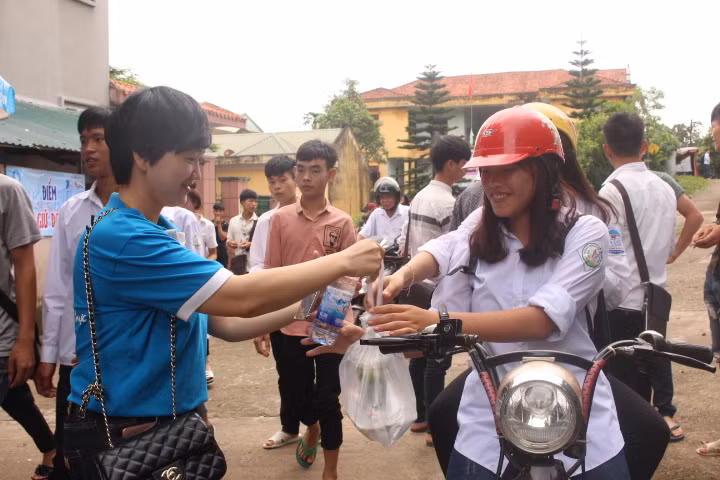 Những thí sinh có hoàn cảnh khó khăn, nhà xa được phát cơm miễn phí. Ảnh chup tại điểm thi THPT Bình Liêu
