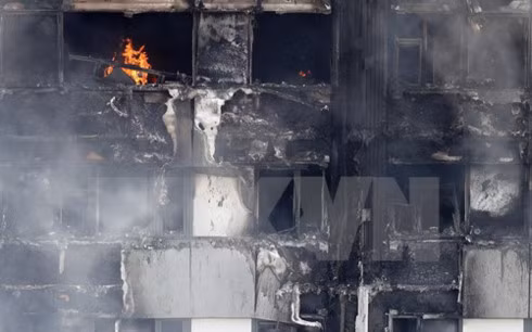 òa chung cư Grenfell Tower ở London bị thiêu rụi sau hỏa hoạn ngày 14/6. (Ảnh: AFP)