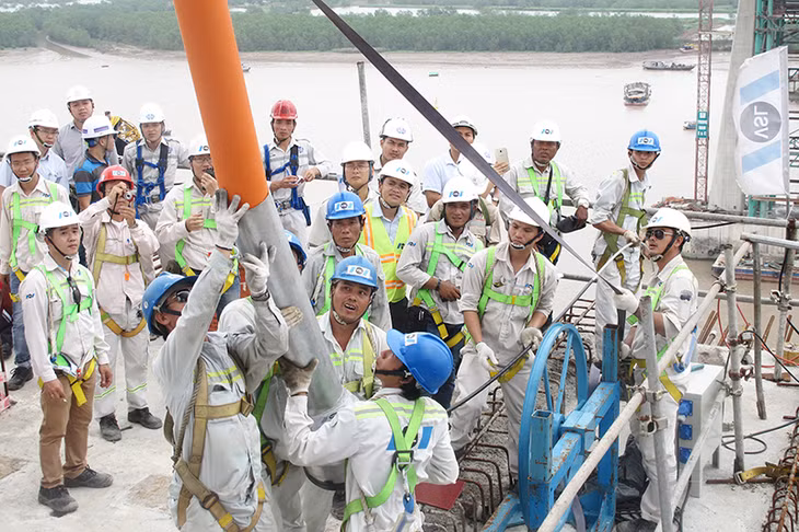 Nhà thầu tổ chức căng kéo bó cáp đầu tiên của cầu Bạch Đằng