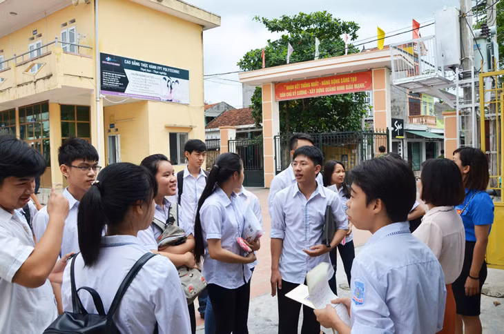 Các thí sinh điểm thi THPT Hoànnhieentrao đổi bài sau khi dự thi bài thi tổ hợp Khoa học tự nhiên