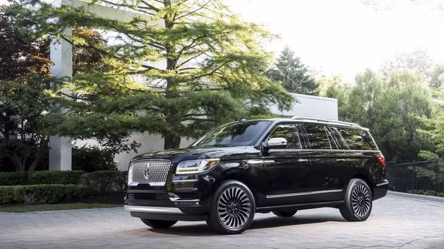 Không chỉ dài hơn, Lincoln Navigator L 2018 còn có một số điểm khác biệt trong thiết kế so với phiên bản thường như bộ vành 22 inch thay vì 20 inch. Tất nhiên, với những khác biệt này, Lincoln Navigator L 2018 sẽ có giá cao hơn phiên bản tiêu chuẩn.