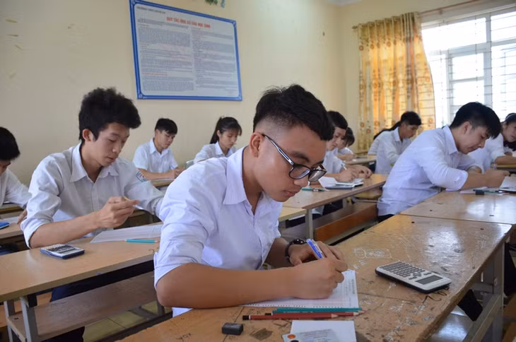 Thí sinh điểm thi THPT Minh Hà (TX Quảng Yên) điền thông tin vào giấy thi