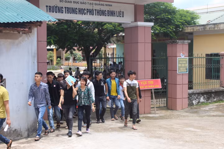 Thí sinh điểm thi THPT Bình Liêu rời phòng thi