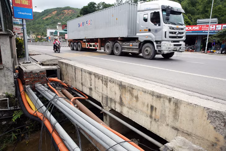 Cống ngang đường còn thiếu hệ thống lan can, rất nguy hiểm cho người và phương tiện tham gia giao thông.