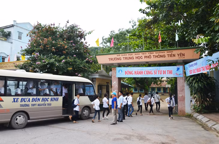 Trường THPT Nguyễn Trãi đã bố trí các chuyến xe ô tô đưa đón học sinh của trường đến điểm thi tại trường THPT Tiên Yên (thị trấn Tiên Yên)