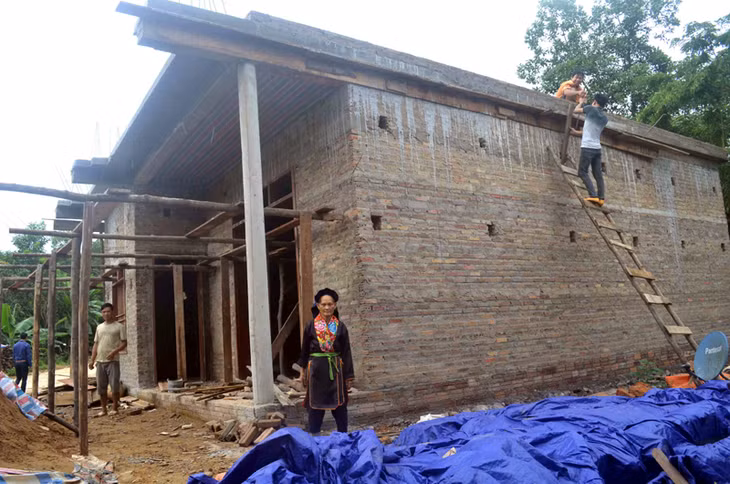 Cùng với số tiền được hỗ trợ, anh Chìu Chăn Giếng (thôn Khe Mằn) vay mượn thêm để xây nhà kiên cố khang trang.