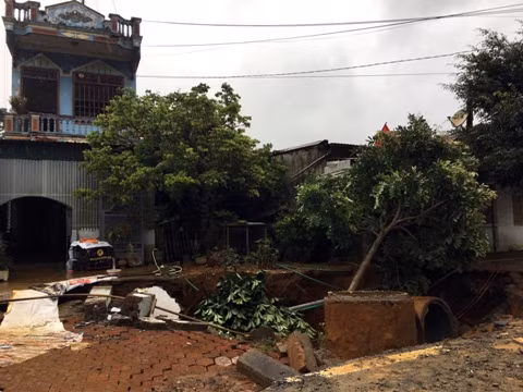 Hố cát-tơ sạt sụt lan rộng vào đến cửa của các hộ dân đe dọa tính mạng, tài sản của họ.