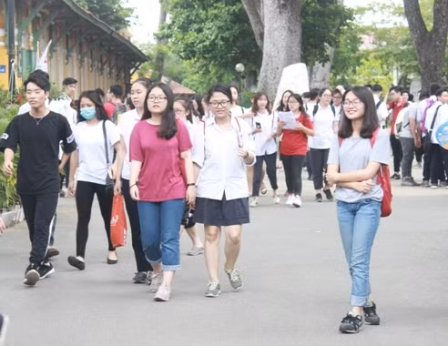 Thí sinh tham gia kỳ thi THPT Quốc gia 2017 tại điểm trường Chu Văn An. Ảnh: CPV