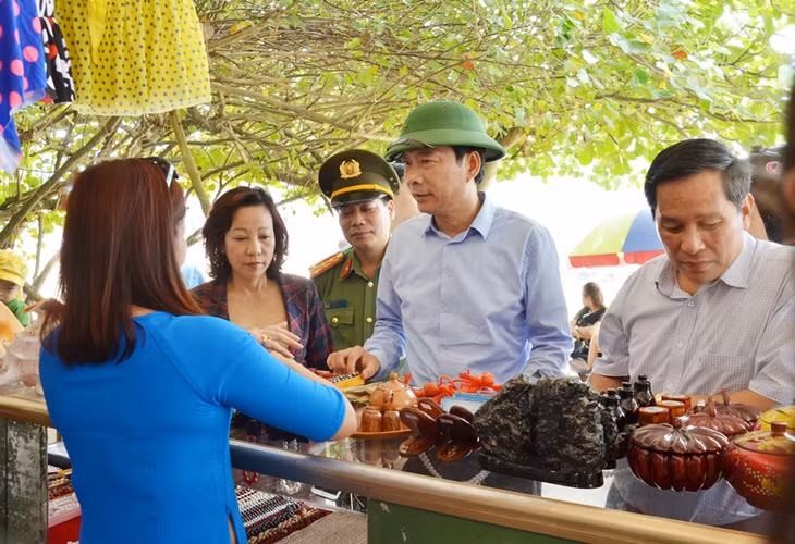 Đồng chí Nguyễn Văn Đọc, Bí thư Tỉnh ủy, Chủ tịch HĐND tỉnh kiểm tra việc niêm yết giá tại quầy hàng lưu niệm trên đảo Ti Tốp (ngày 30/4/2017). Ảnh: Thanh Tùng