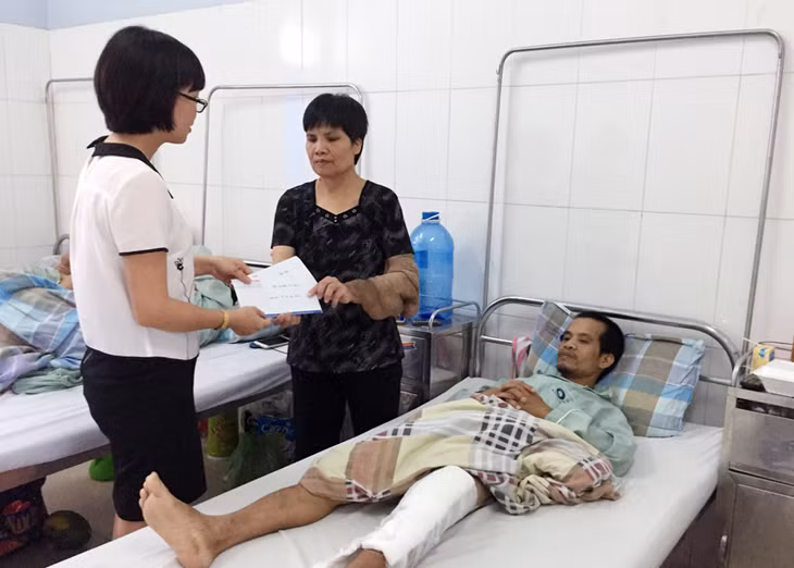 Đại diện Quỹ Xã hội-Từ thiện Báo Quảng Ninh trao hỗ trợ cho chị Phạm Thị Hoa-anh Phạm Văn Trọng. 