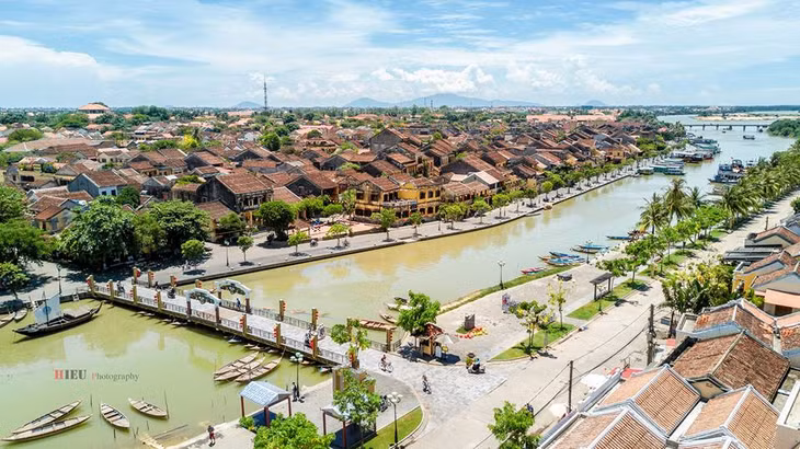Thành phố Hội An nằm bên bờ sông Thu Bồn, có những con đường nhỏ bình yên uốn mình theo những dãy nhà mái ngói cổ kính. Điều du khách tìm đến Hội An luôn kiếm tìm là những giây phút tản bộ, đạp xe quanh các con phố, nhìn ngắm các ngôi nhà cổ kính và thưởng thức những món ăn hấp dẫn.