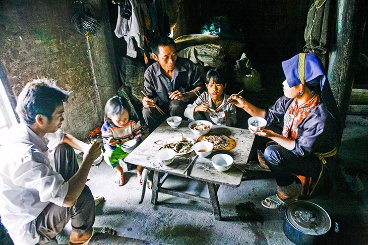 Những bữa cơm gia đình đầm ấm là chất xúc tác gắn kết gia đình. Trong ảnh: Bữa cơm ấm áp yêu thương của gia đình một người Dao ở xã Đồn Đạc (Ba Chẽ). Ảnh: Dương Phượng Đại (CTV)