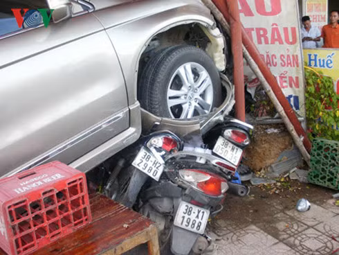 Nhiều xe máy bị cuốn vào gầm ô tô