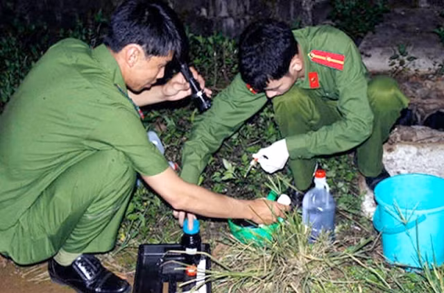 Cơ quan chức năng lấy mẫu kiểm nghiệm nước xả thải của một công ty tại TP Bảo Lộc. (Ảnh minh họa)