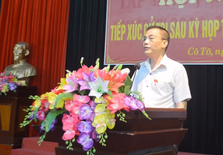Đồng chí Trần Văn Minh, Phó Chủ nhiệm Ủy ban Khoa học, Công nghệ và Môi trường Quốc hội, ĐBQH tỉnh khóa XIV thông báo với cử tri huyện Cô Tô.