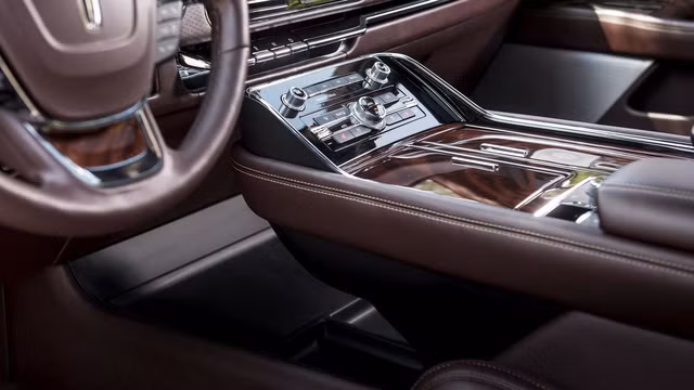 Nếu muốn, khách hàng khi mua Lincoln Navigator Black Label L 2018 có thể chọn nội thất Chalet hoặc Yacht Club.