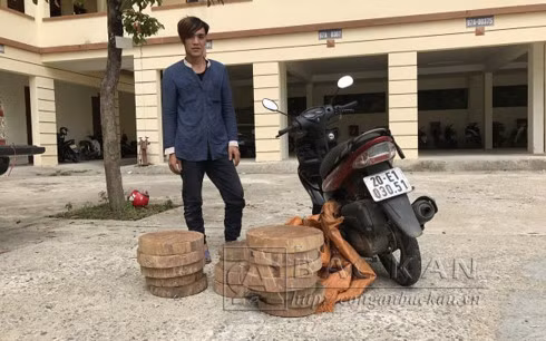 Đoàn Vũ Long cùng tang vật bị thu giữ.