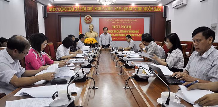 Đồng chí Trưởng Ban Kinh tế Ngân sách HĐND tỉnh kết luận tại cuộc họp