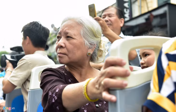 Bà Dư Thị Hà (70 tuổi) cảm thấy thật tuyệt vời khi lần đầu được ngồi trên chiếc xe buýt hai tầng. 