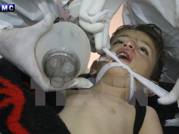 Trẻ em bị nhiễm khí độc trong vụ tấn công tại thị trấn Khan Sheikhoun được điều trị trong một bệnh viện ở Idlib, miền bắc Syria ngày 4/4. (Nguồn: EPA/TTXVN)