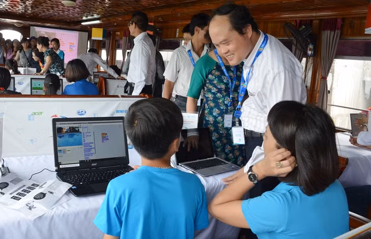 Các đại biểu tham quan lớp học công nghệ thông tin trên 