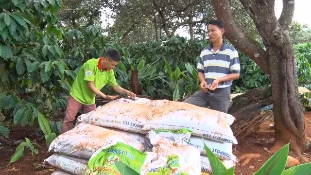 Một lượng lớn phân bón được ông Trần Văn San giữ lại làm bằng chứng để cơ quan chức năng lấy mẫu xử lý.