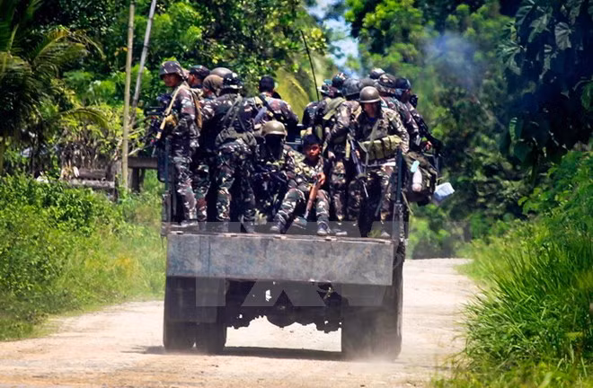 Binh sỹ Philippines làm nhiệm vụ trong chiến dịch chống IS ở Bắc Cotabato, Mindanao ngày 21/6. (Nguồn: EPA/TTXVN)
