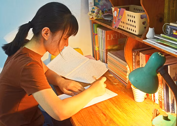 Ngân Hà rất say mê học môn văn. 