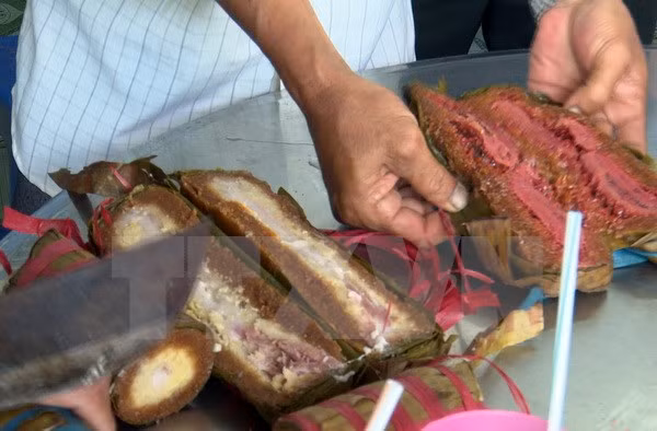 Gạo nếp sau khi nấu bánh tét chuyển màu bất thường. (Ảnh: Duy Khương/TTXVN)
