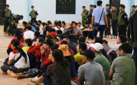 Nhiều người đánh bạc bị bắt là phụ nữ. Ảnh: H.L