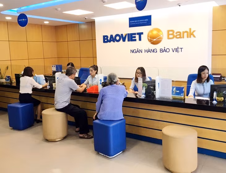 Khách hàng giao dịch tại BAOVIET Bank Quảng Ninh.