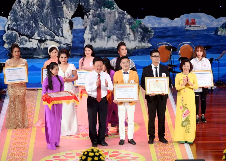 Đồng chí Nguyễn Văn Thành, Phó Chủ tịch HĐND tỉnh và đồng chí Vũ Thị Thu Thủy, Phó Chủ tịch UBND tỉnh trao giải nhì cho các thí sinh