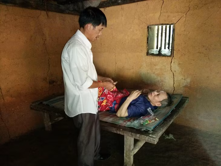 Bác sĩ Vi Văn Nồng tới nhà thăm, khám bệnh cho ông Dường Chống Dồng ở bản Khe Tiền, xã Đồng Văn.