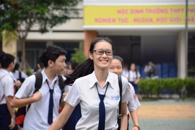 Thí sinh tại điểm thi trường THPT Phú Nhuận (quận Phú Nhuận, TP.HCM) kết thúc môn Ngữ văn sáng 22/6. Ảnh: Phước Tuần. 