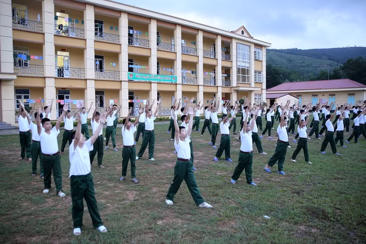 Vào quân ngũ, các sinh hoạt của những học viên nhí đều phải tuân thủ kỷ luật của quân đội