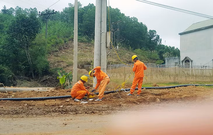 Nhân viên Điện lực Ba Chẽ lắp đặt hệ thống điện chiếu sáng tại thôn Nam Hả Ngoài, xã Nam Sơn (Ba Chẽ).
