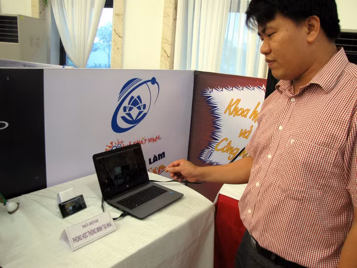 Máy tính có kết nối internet và điện thoại thông minh - mô hình phòng học thông minh tại nhà của Phòng GD&ĐT TX Đông Triều.
