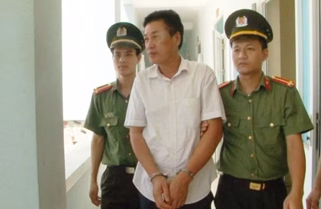 Lực lượng công an dẫn giải đối tượng Lê Quang Vịnh.