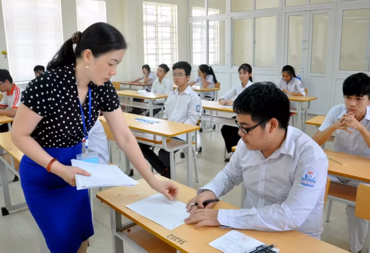Giám thị HĐT THPT Uông Bí phát giấy thi cho thí sinh