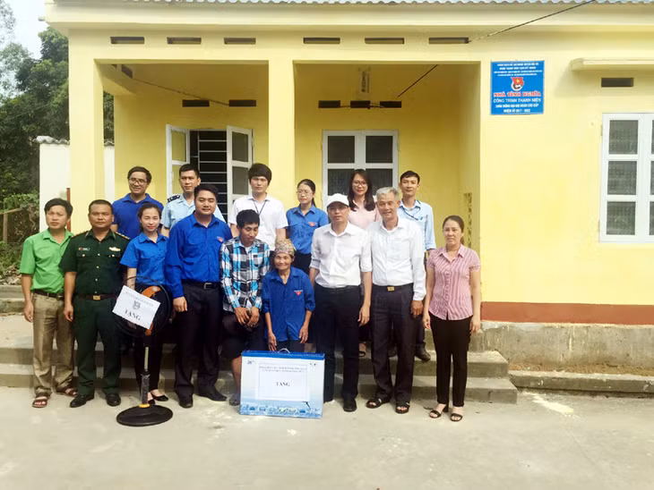 Lãnh đạo và các đoàn thể huyện Hải Hà bàn giao “Nhà tình nghĩa” (công trình do Đoàn Thanh niên huyện đảm nhận), tặng quà cho gia đình cựu TNXP Lê Thị Chiến (thôn Hải Sơn, xã Quảng Thành, huyện Hải Hà) tháng 6-2017. Ảnh: Hồng Nhung (Trung tâm TT&VH Hải Hà)
