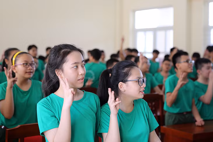 Ngoài các bài học về kiến thức quân sự, an ninh quốc phòng, chương trình còn trang bị thêm cho các em các kỹ năng sống, kỹ năng thực hành xã hội cần thiết như giao tiếp, tổ chức các hoạt động nhóm, tình nguyện… và đặc biệt là giáo dục cho các em về tình cảm gia đình, về cách chia sẻ yêu thương với mọi người xung quanh.