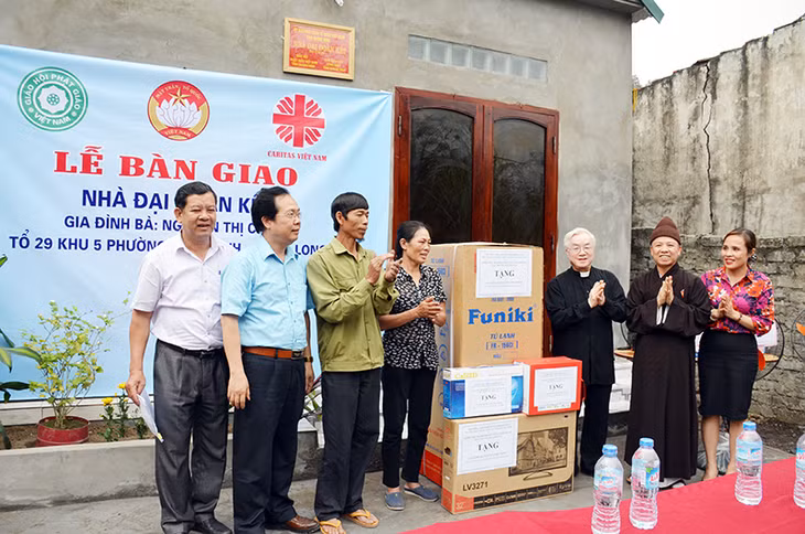  Uỷ ban MTTQ tỉnh phối hợp với Ban Trị sự Giáo hội Phật giáo và các Giáo hạt Công giáo tỉnh bàn giao nhà “Đại đoàn kết” cho gia đình bà Nguyễn Thị Chính (khu 5, phường Hà Khánh, TP Hạ Long), tháng 4-2017. Ảnh: Nguyễn Hoa